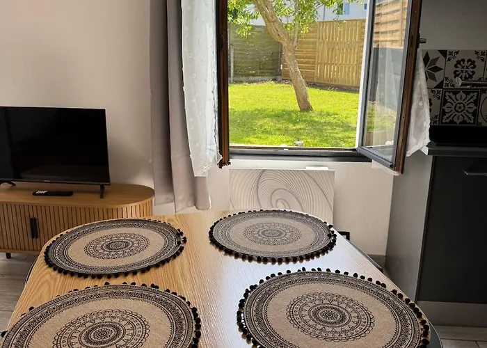 Chez Sylviane Rez-de-chaussee 200 M De La Apartamento