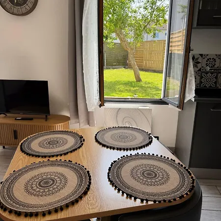 Chez Sylviane Rez-de-chaussee 200 M De La Апартаменты