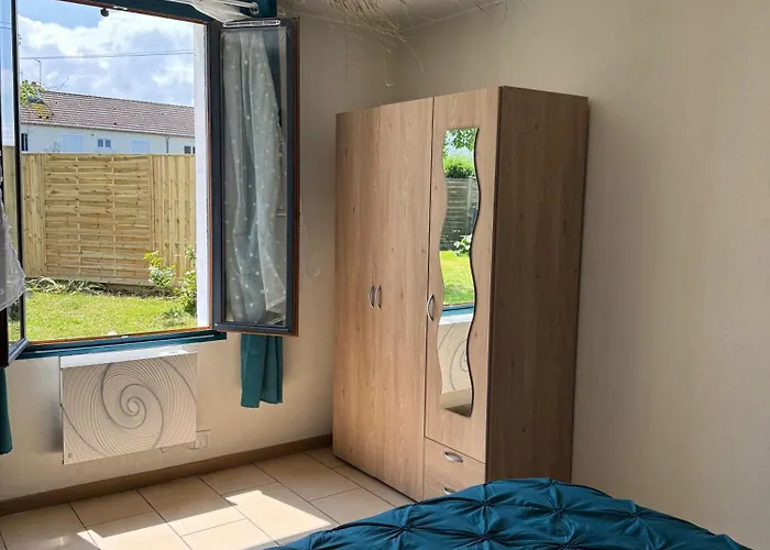 Chez Sylviane Rez-de-chaussee 200 M De La Apartman *